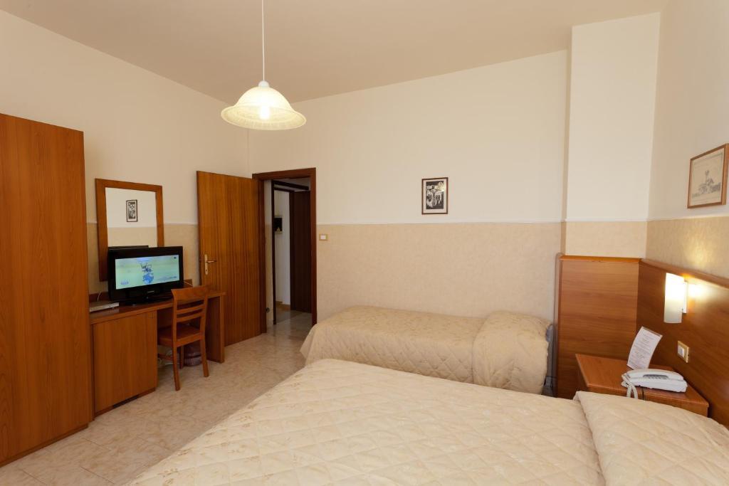 Parking Hotel Giardino Livorno Habitación foto