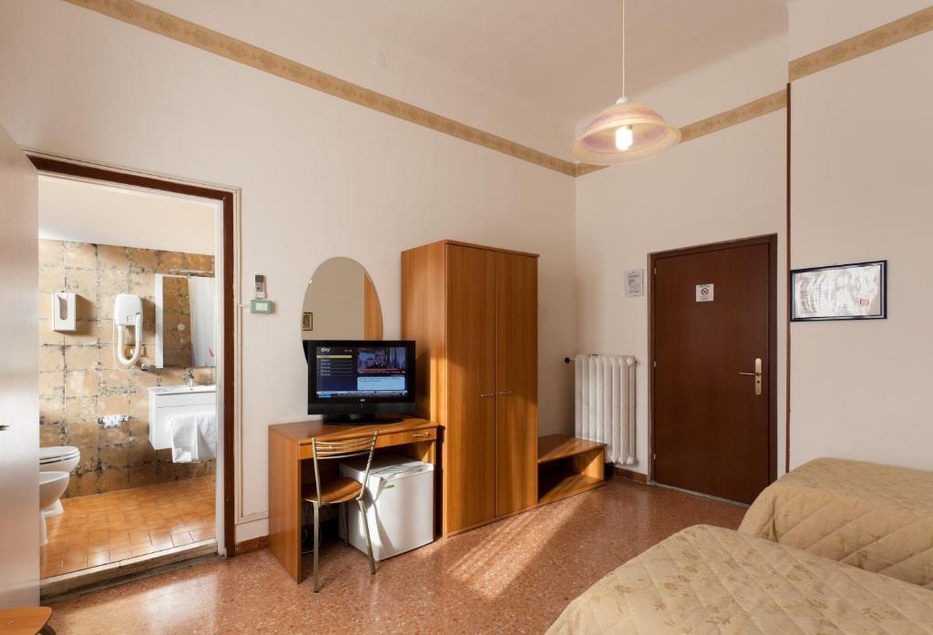 Parking Hotel Giardino Livorno Habitación foto