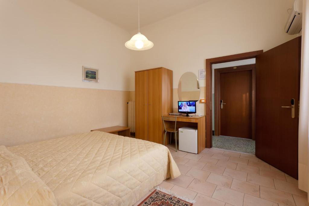Parking Hotel Giardino Livorno Habitación foto
