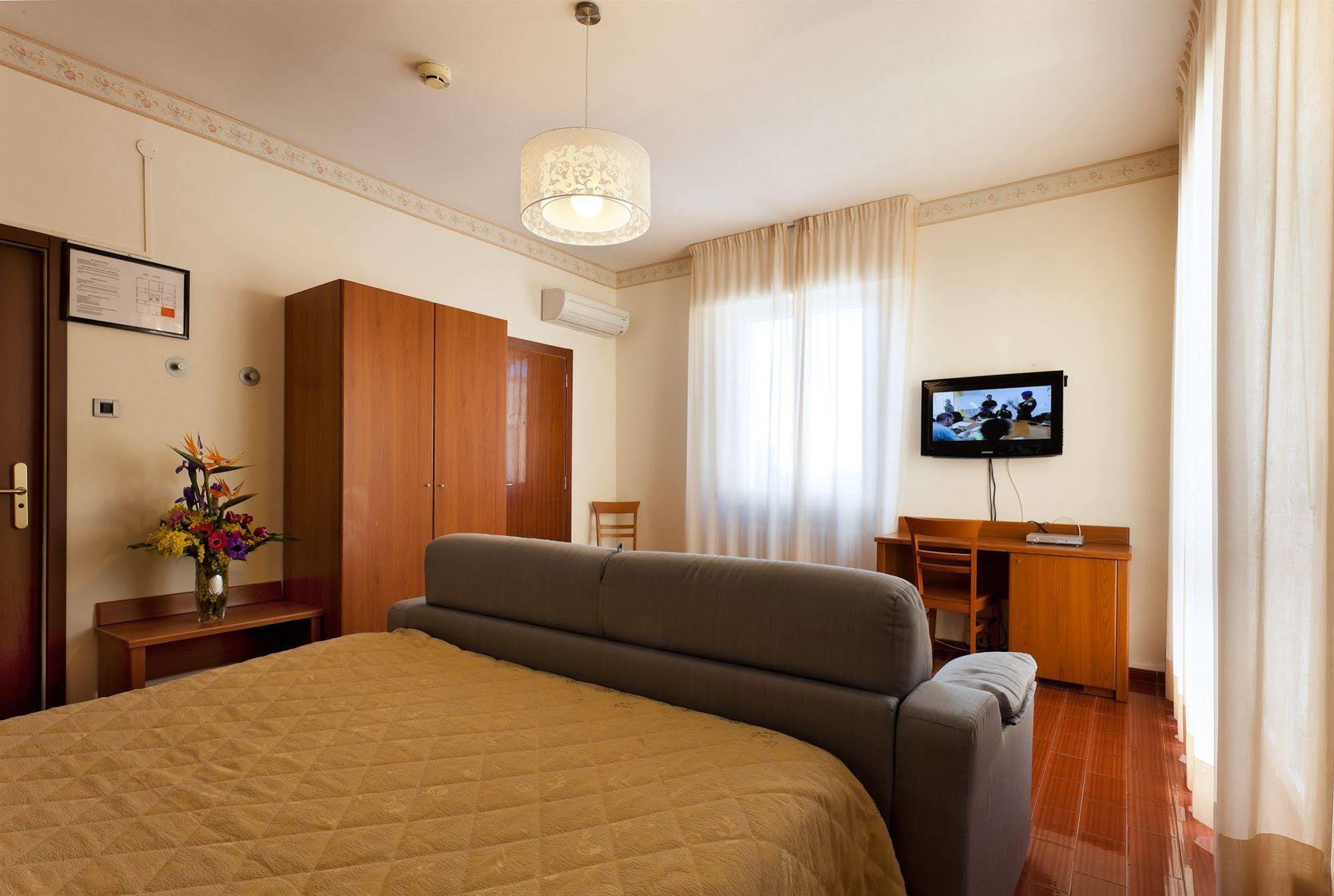 Parking Hotel Giardino Livorno Exterior foto