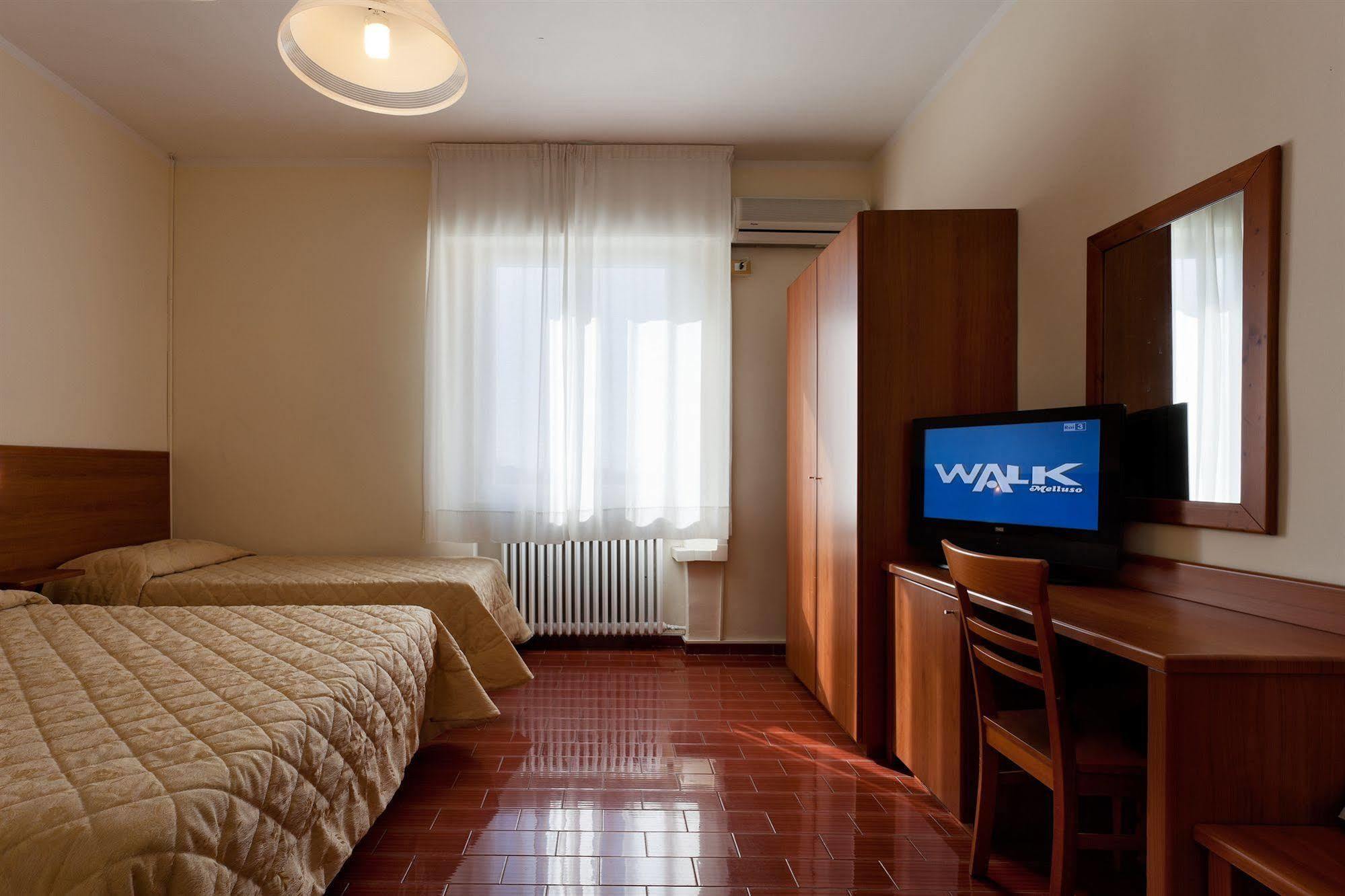 Parking Hotel Giardino Livorno Exterior foto