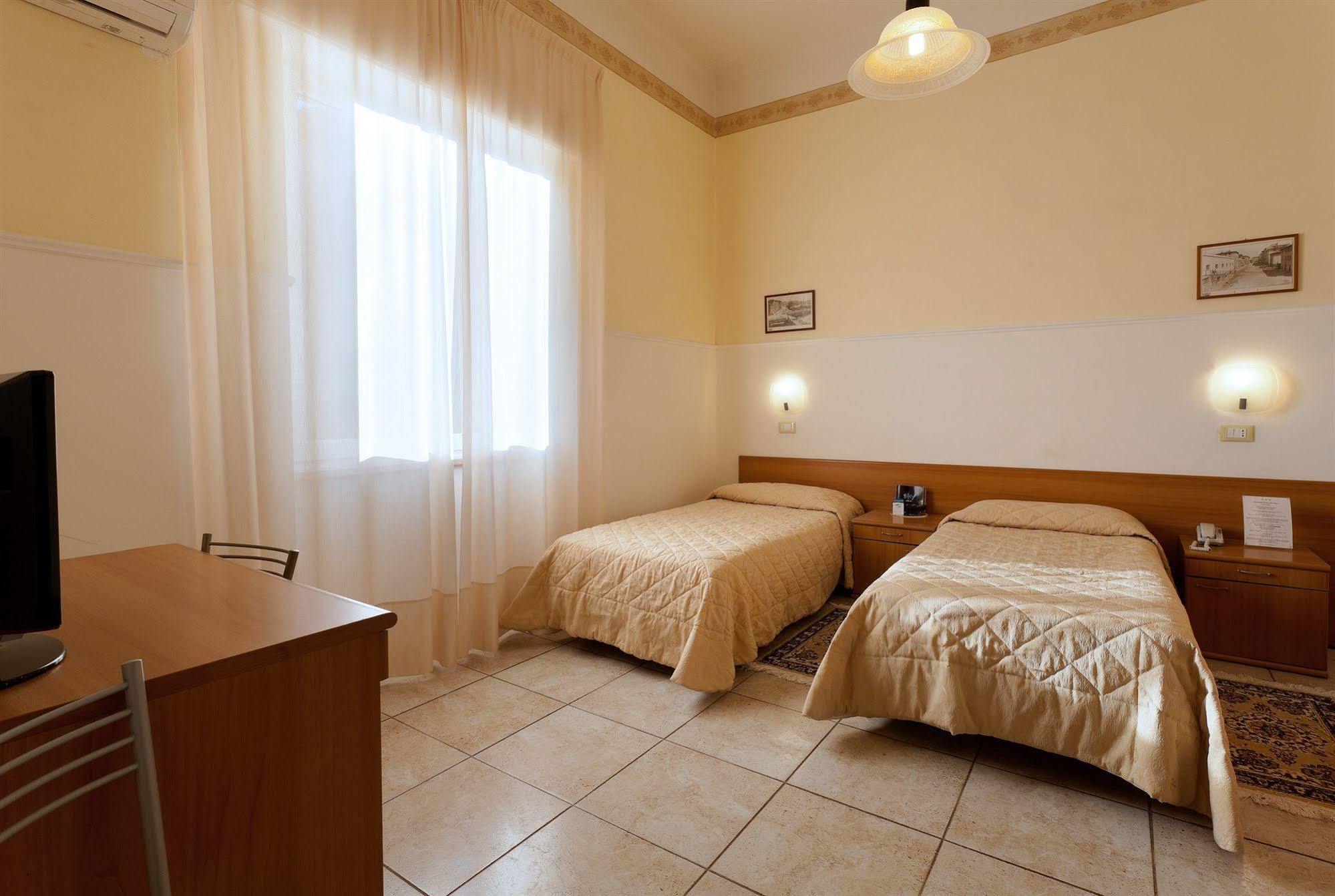 Parking Hotel Giardino Livorno Exterior foto